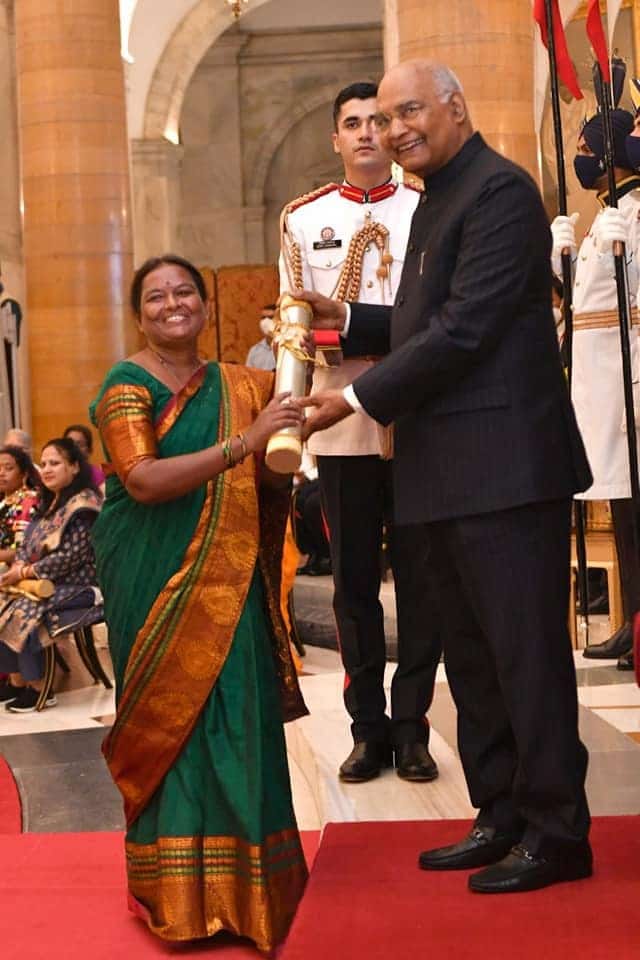 Smt. Shobha Gasti receiving the Nari Shakti Puraskar from the President of India at Rashtrapati Bhavan
